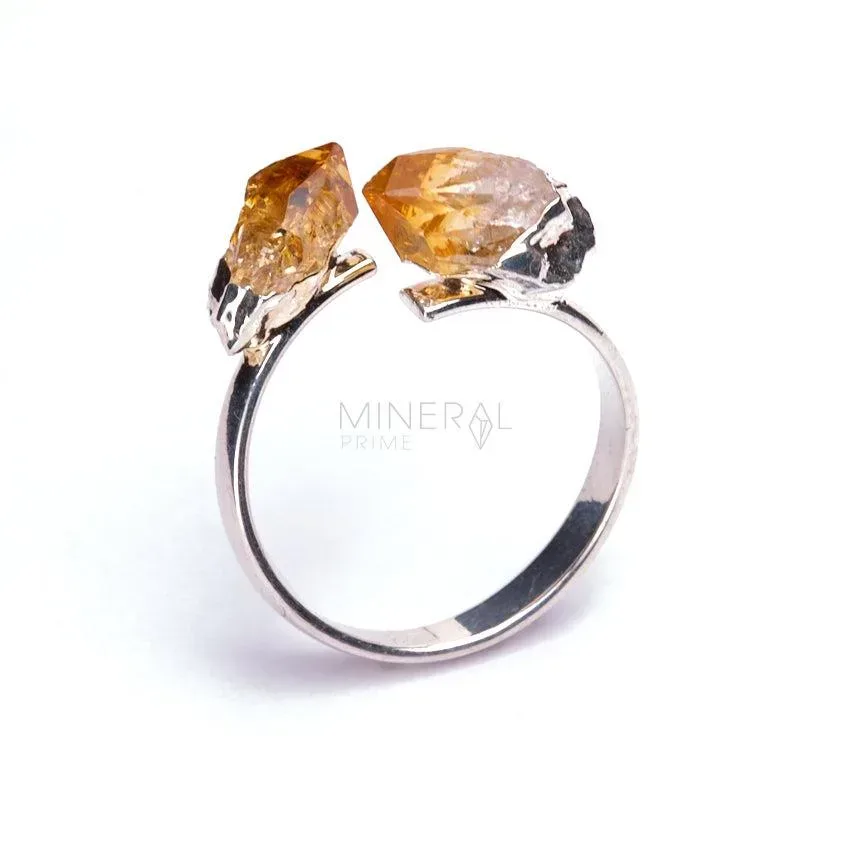 anillo de plata y mineral de cuarzo citrino en bruto