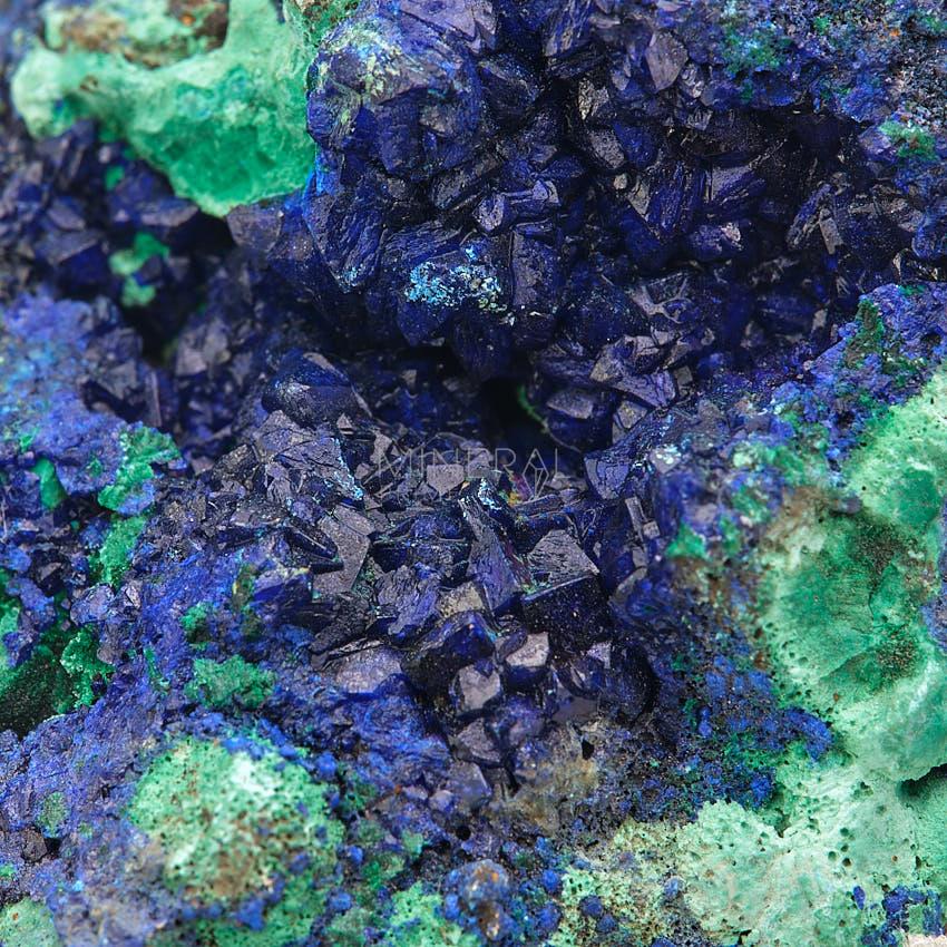 cristales de mineral de azurita y malaquita en bruto