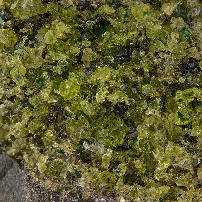 cristales de mineral de olivino en bruto