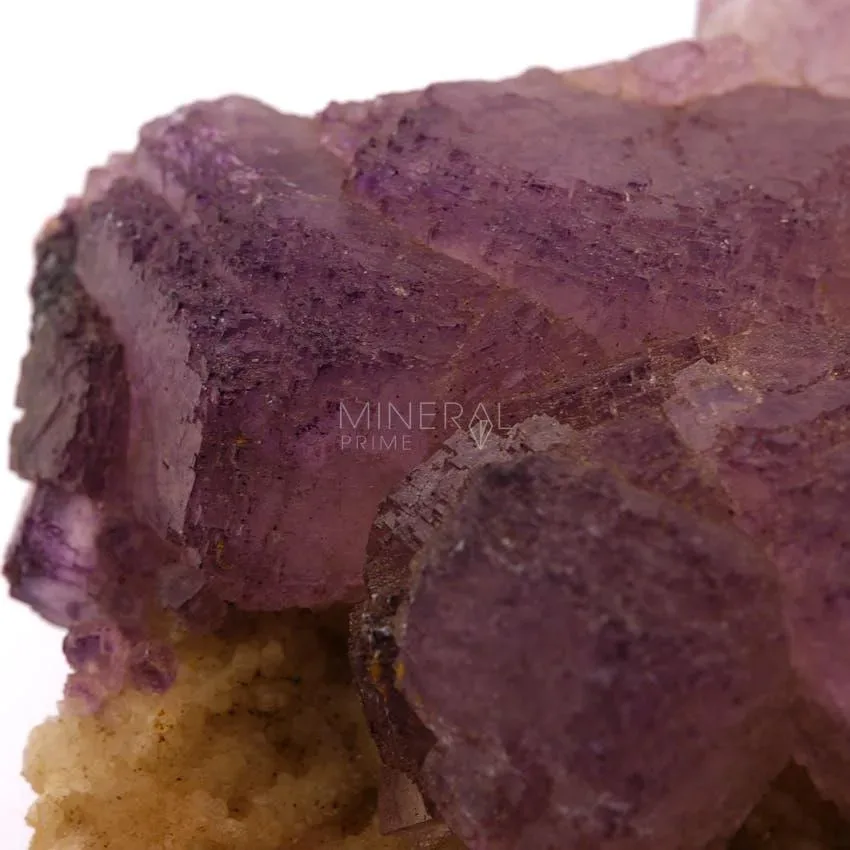 cristales de mineral de fluorita violeta