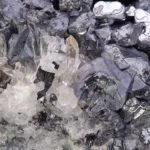 mineral de galena con puntas de cuarzo en bruto