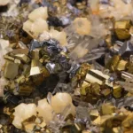 mineral con mezcla de pirita, galena, cuarzo y esfalerita