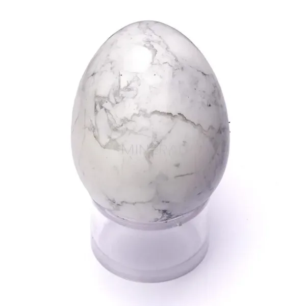 mineral de howlita pulido en forma de huevo