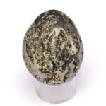 mineral de pirita pulido en forma de huevo