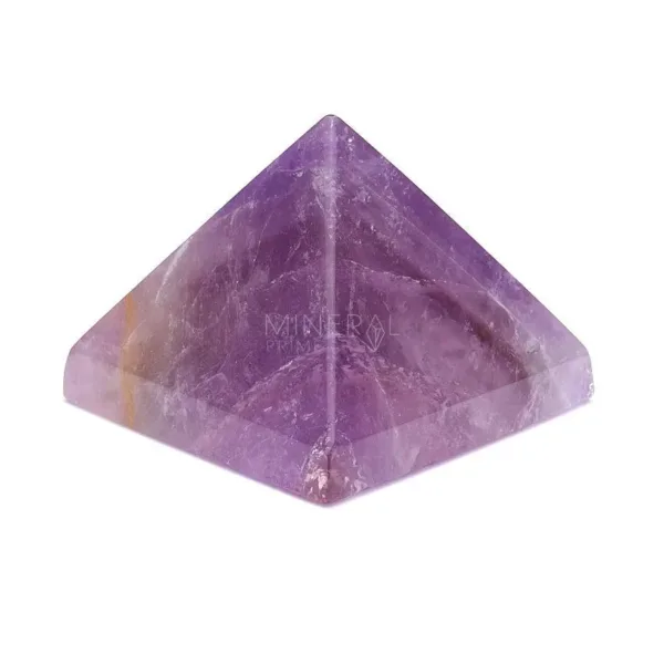 mineral de amatista pulido en forma de piramide