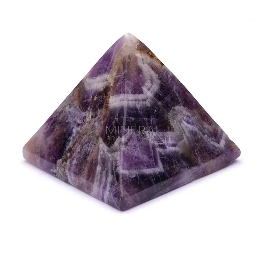 mineral de fluorita pulido en forma de piramide