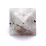 mineral de piedra luna pulido en forma de piramide