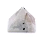 mineral de piedra luna pulido en forma de piramide