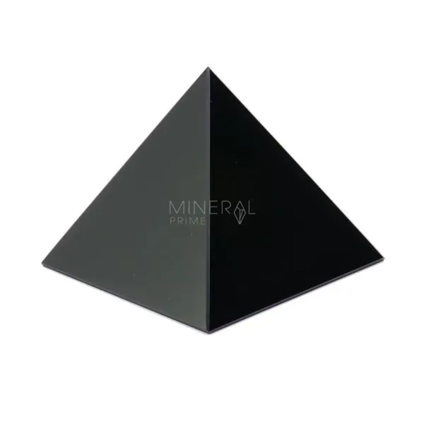 mineral de obsidiana pulido en forma de piramide