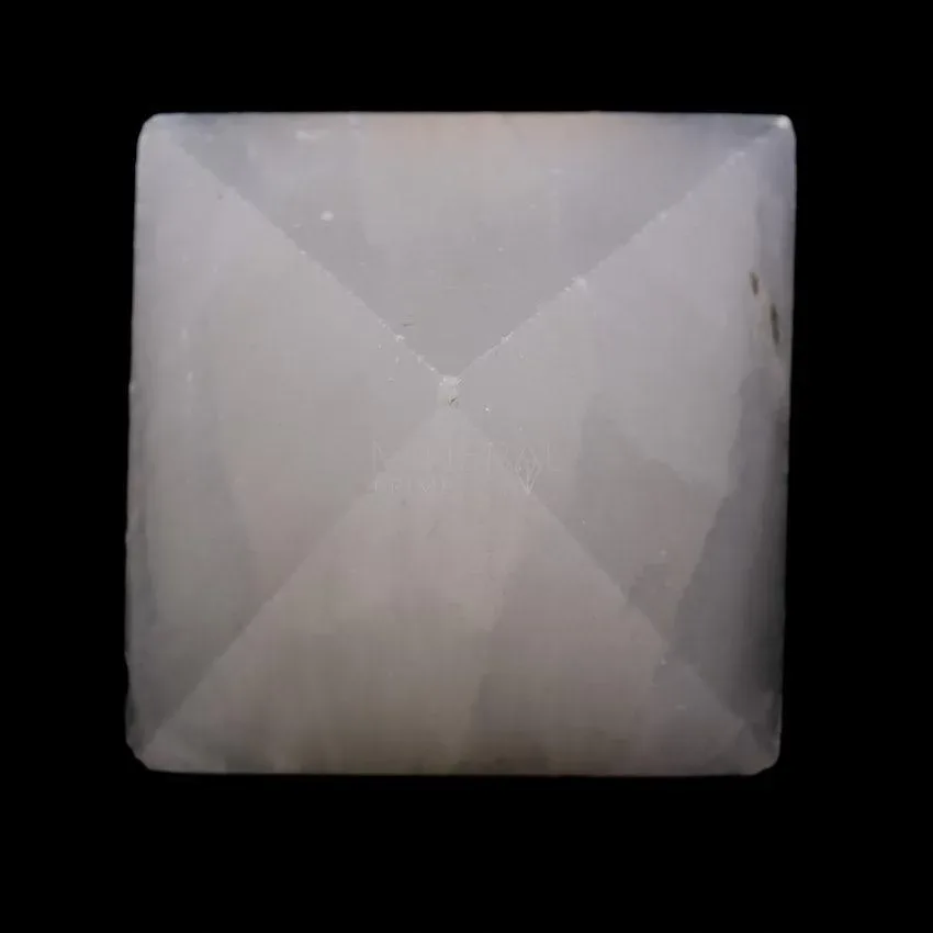 mineral de selenita pulido en forma de piramide