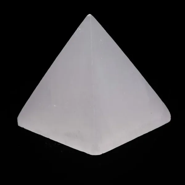 mineral de selenita pulido en forma de piramide