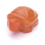figura de tortuga fabricada con mineral de calcita naranja