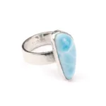 anillo de plata y mineral de larimar azul