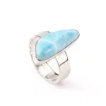 anillo de plata y mineral de larimar azul