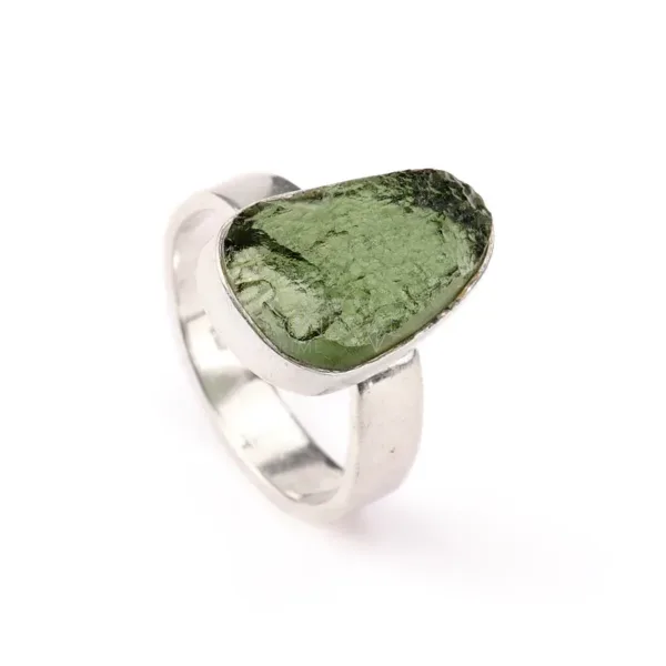 anillo de plata y mineral de tectita moldavita verde