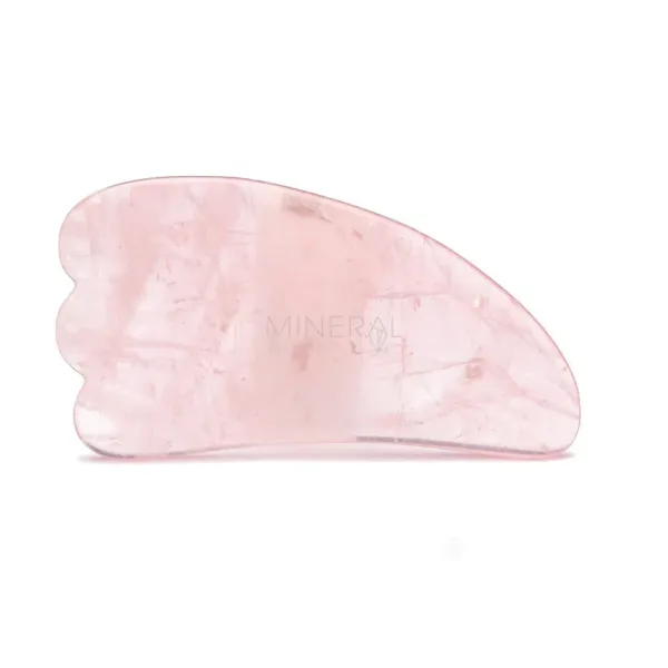 gua sha de cuarzo rosa con forma de pata de gallo