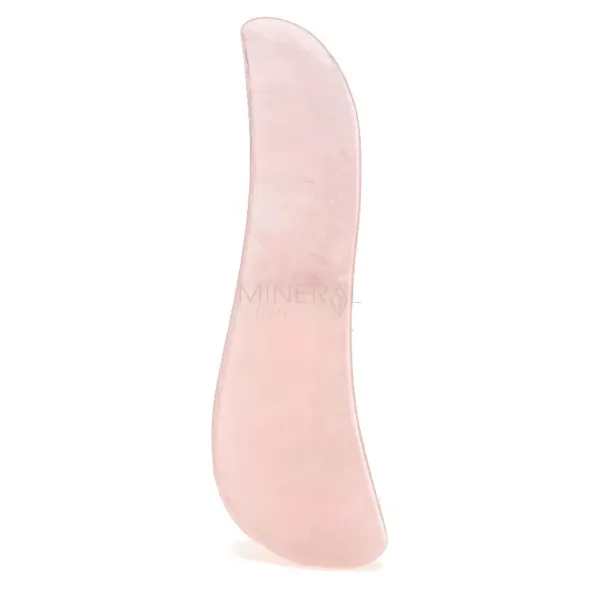 gua sha de cuarzo rosa con forma de pata de s