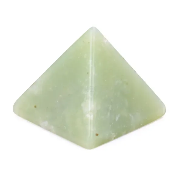 piramide de mineral de jade piedra verde