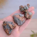 cobre nativo en matriz mineral en bruto natural
