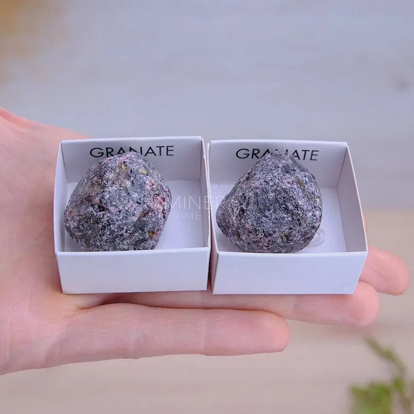mineral de coleccion granate en bruto piedra