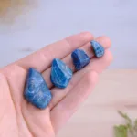 mineral rodado de apatito azul natural