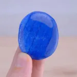 mineral rodado plano de cuarzo azul natural