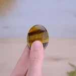 mineral rodado plano de ojo de tigre anti estres piedra