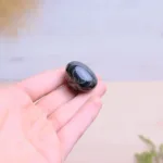 piedra de mineral rodado de obsidiana arcoiris