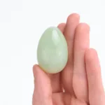 huevo de jade verde mineral