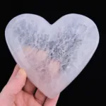 piedra bandeja de selenita en forma de corazon