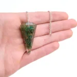 piedra pendulo de los chakras de orgonita con cuarzo verde